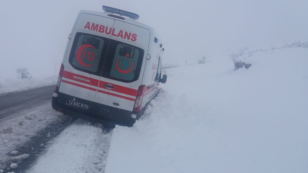 Ambulans kara saplandı, ekipler kurtardı 