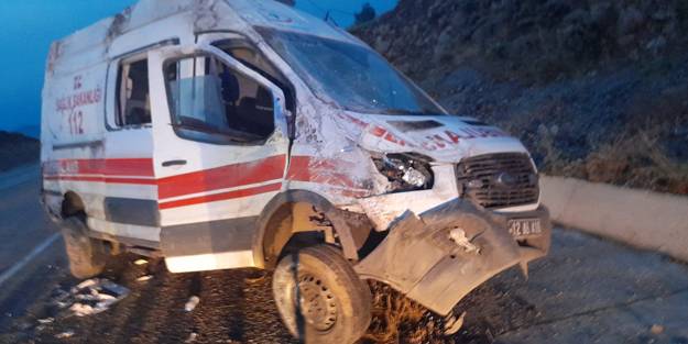 Ambulans kaza yaptı: 3 sağlık çalışanı yaralandı