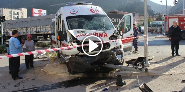 Ambulans kaza yaptı!