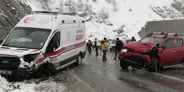 Ambulans kaza yaptı: Yaralılar var