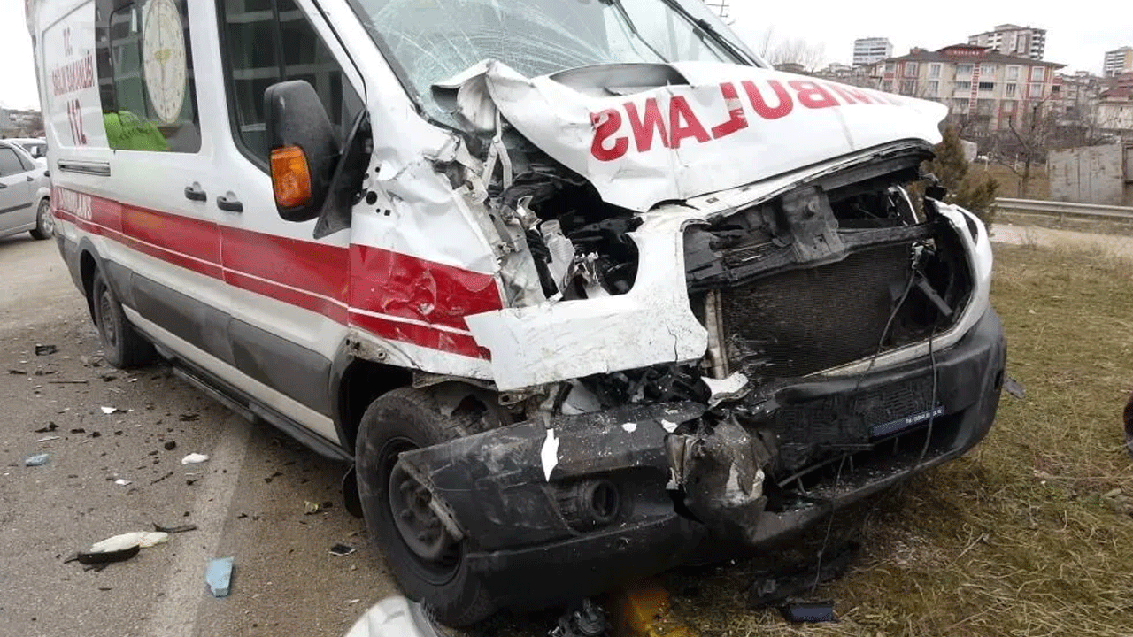 Ambulans kaza yaptı: Yaralılar var