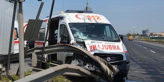 Hasta sevkindeki ambulansla kamyon çarpıştı: 2 yaralı