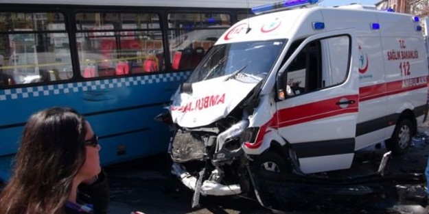 Ambulans otobüse çarptı!