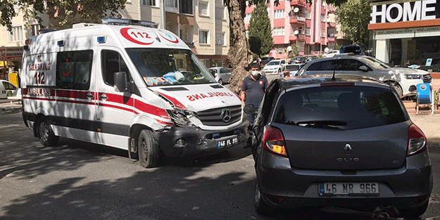 Ambulans otomobile çarptı: Yaralılar var