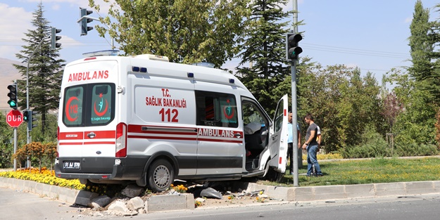 Ambulans otomobille çarpıştı! Yaralılar var