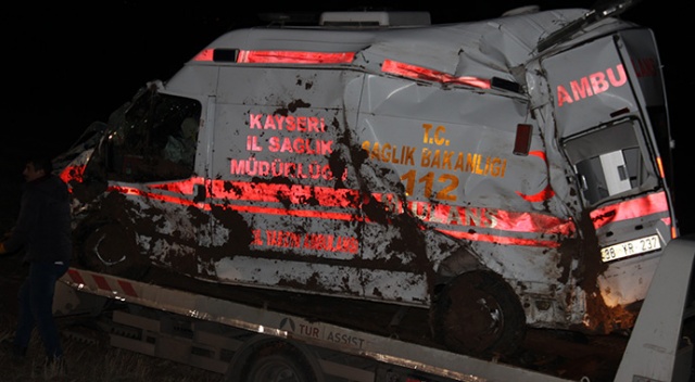Ambulans şarampole devrildi: 3 yaralı