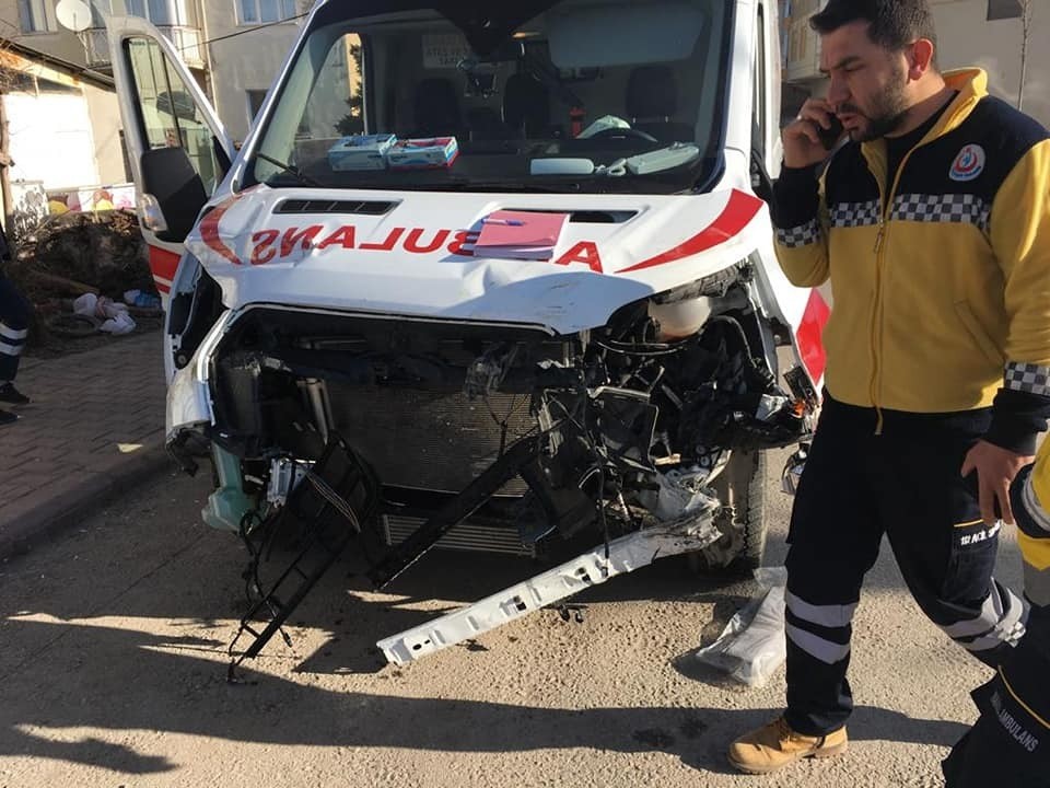 Ambulans tırla çarpıştı: 3 yaralı 