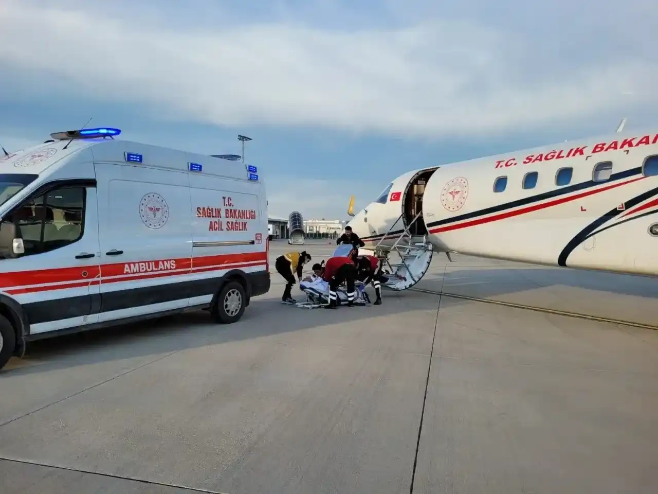 Ambulans uçak 26 günlük bebek için havalandı