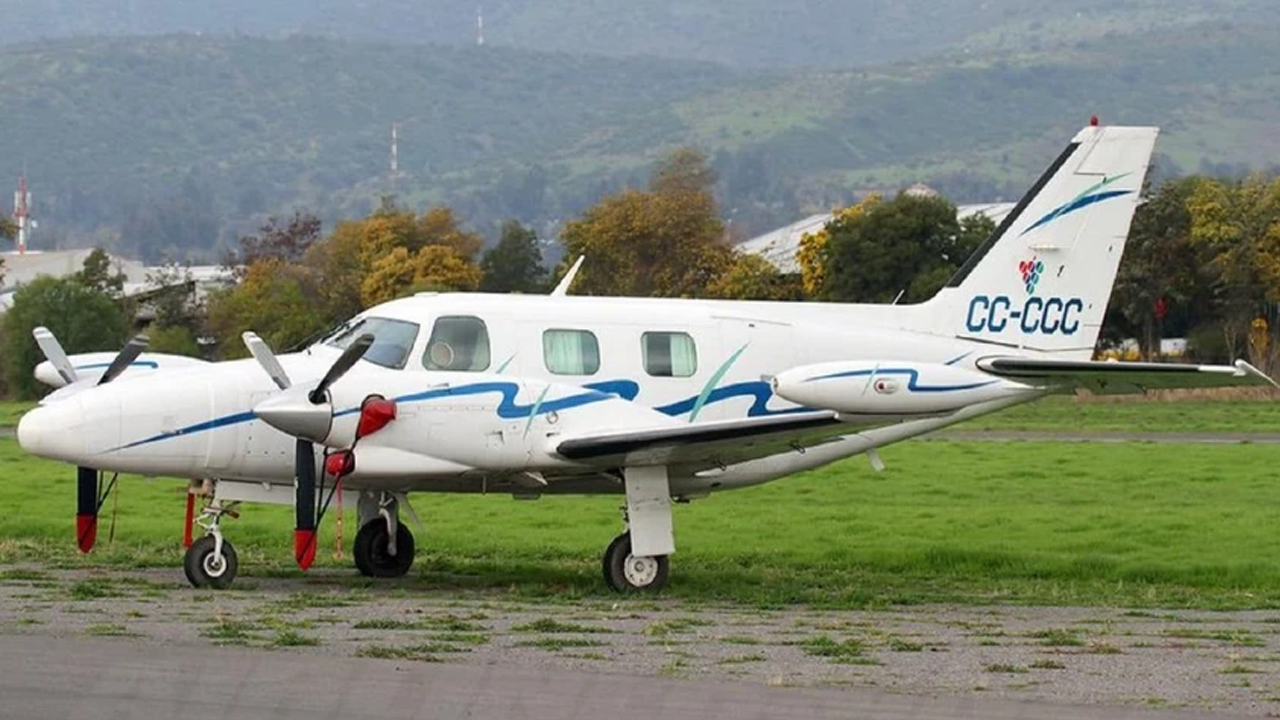 Ambulans uçak düştü