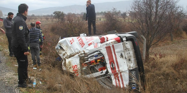 Ambulans ve kamyonet şarampole devrildi!