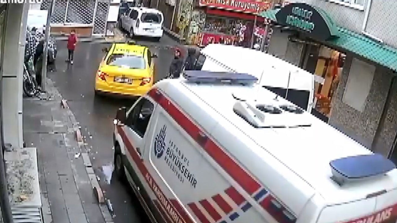 Ambulansa yol açmak için trafiği durduran çocuk kalpleri fethetti: Bizi bul, mutlaka bekliyoruz!