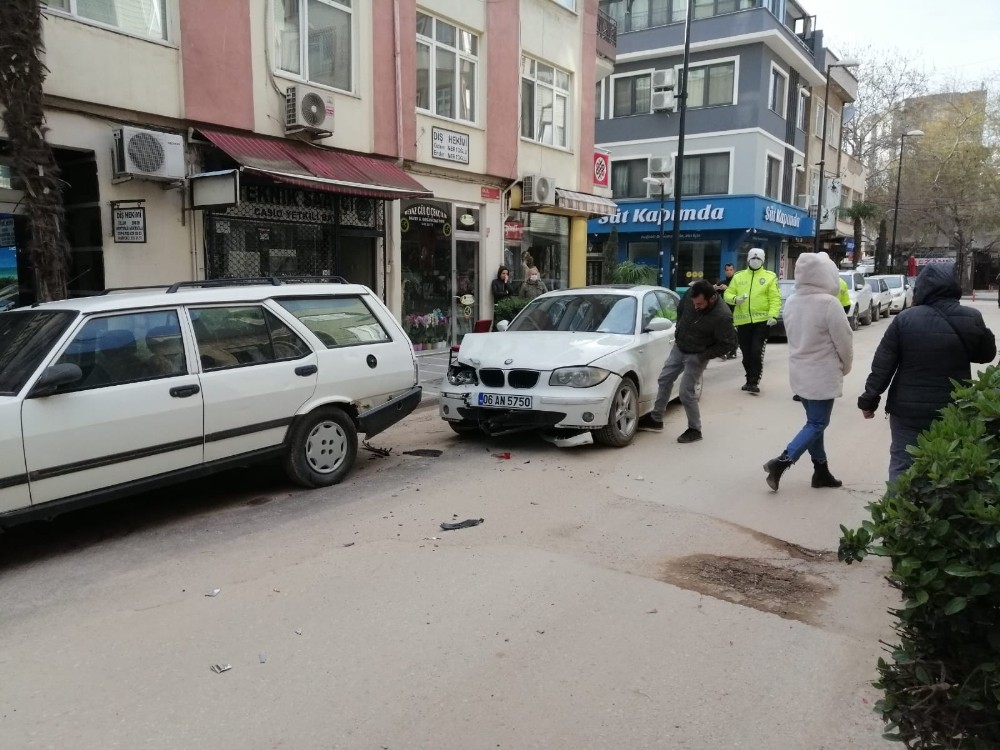 Ambulansa yol vermek isterken kaza yaptı 