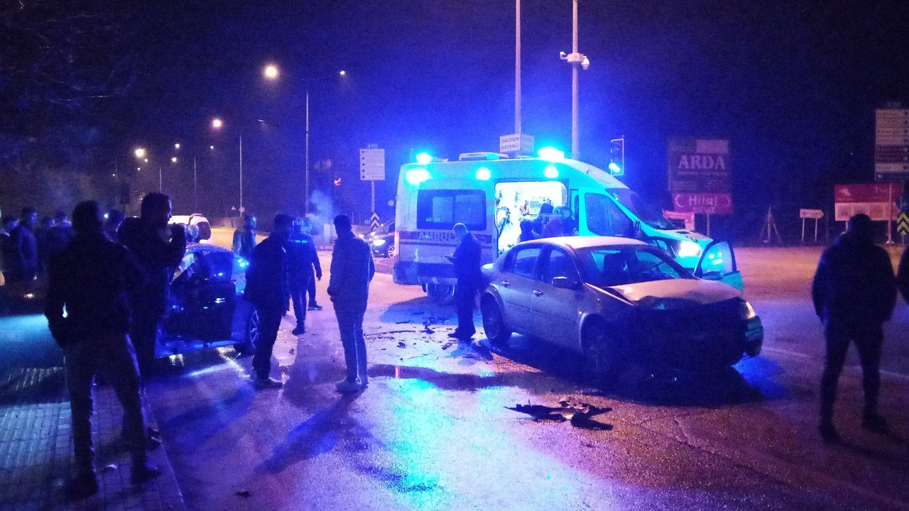 Ambulansa yol vermek isterken kaza yaptılar