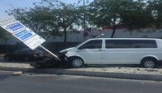 Ambulansa yol vermek isterken refüje çıktı: 2 yaralı