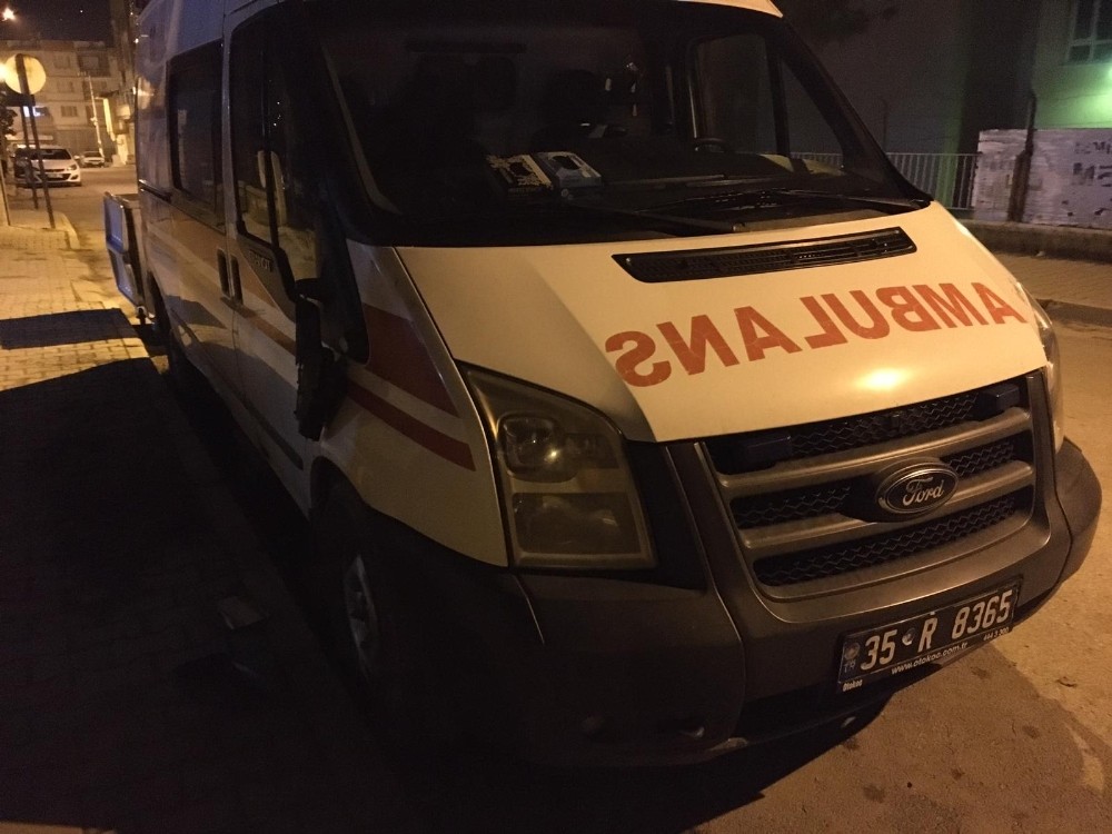 Ambulansın aynasını kırıp kaçtılar 