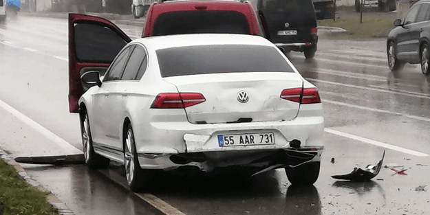 Ambulansın karıştığı zincirleme trafik kazasında 3 kişi yaralandı