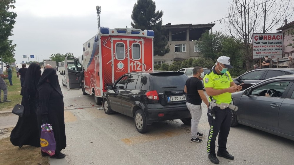 Ambulansın karıştığı zincirleme kazada 1 kişi yaralandı 