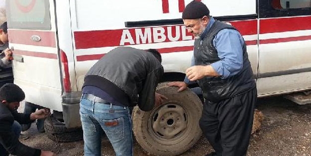 Ambulansın lastiği patladı, yardıma imamlar koştu