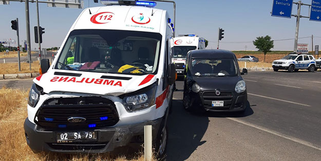 Ambulansla araç çarpıştı! Yaralılar var