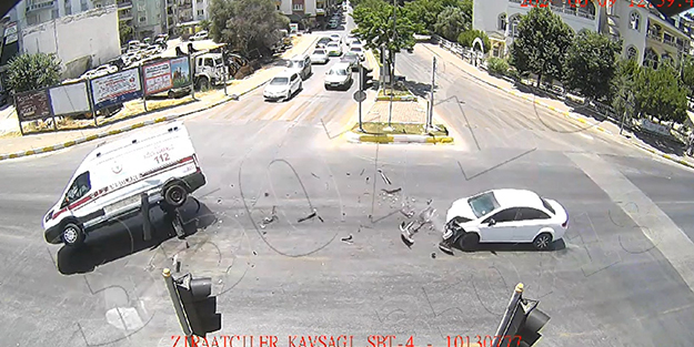 Ambulansla hastaneye değil ölüme gitti! Kaza anı kamerada