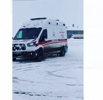 Ambulansla karlı zeminde drift 