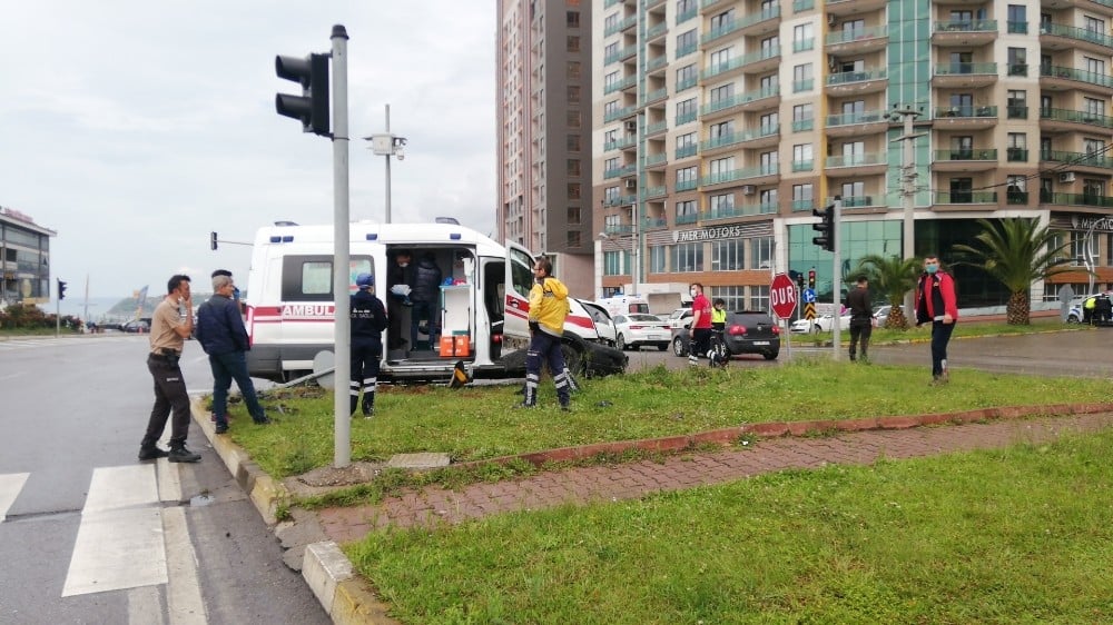 Ambulansla otomobil çarpıştı 1’i ağır 2 yaralı 