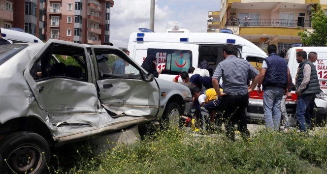 Ambulansla otomobil çarpıştı: 3 yaralı