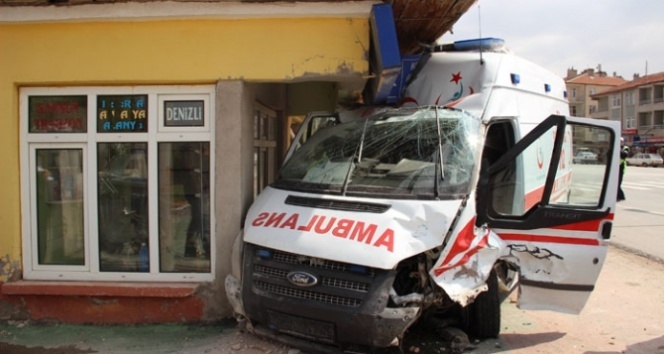 Ambulansla otomobil çarpıştı: 6 yaralı