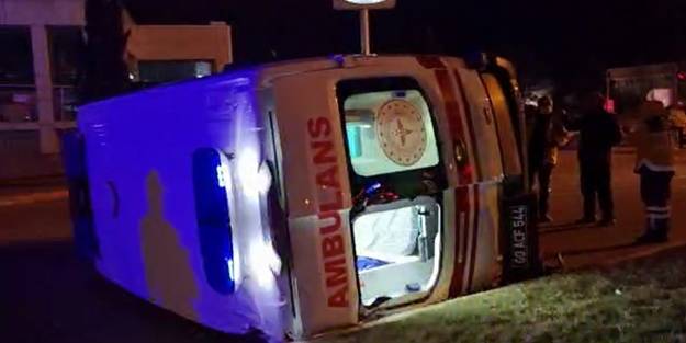 Ambulansla otomobil çarpıştı!