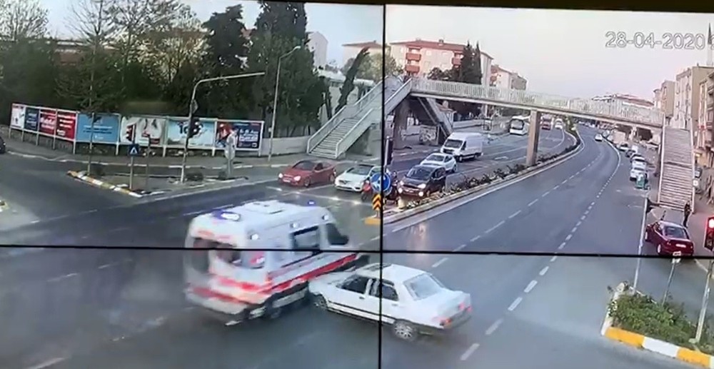 Ambulansla otomobilin kaza anı kameralarda 