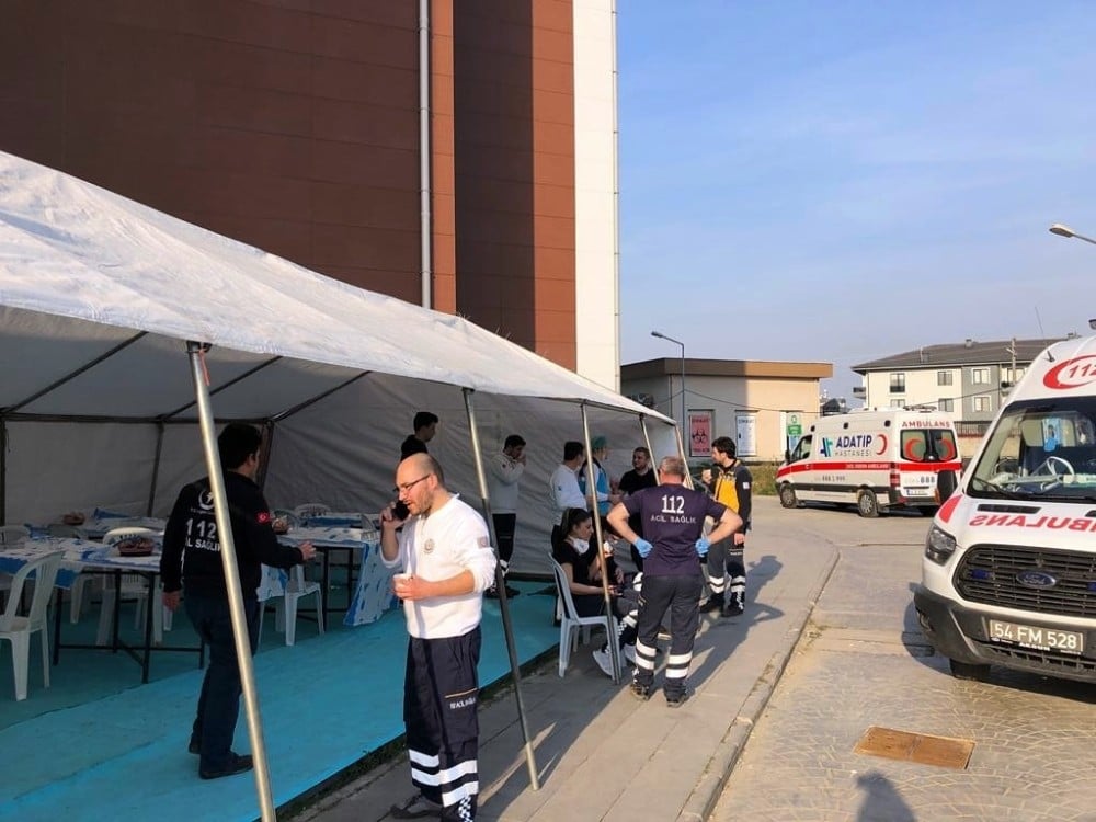 Ambulansların dezenfekte edildiği bölgeye destek çadırı kuruldu 