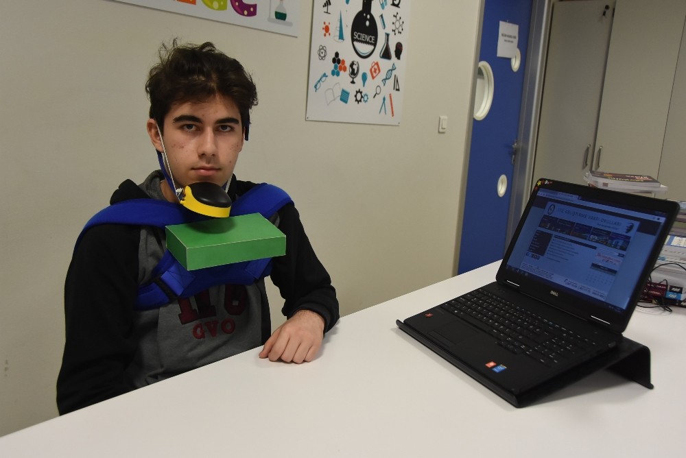 Amcası için çene ile çalışan mouse tasarladı 