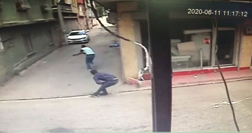 Amcasını beklerken ayağından vuruldu 