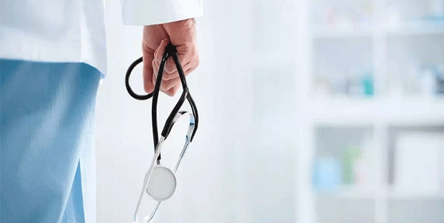 Ameliyatlara bile girmiş! Sahte doktor enselendi!