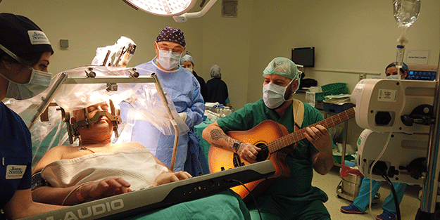 Ameliyatta piyano çaldı