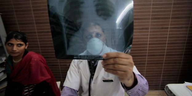 Ameliyatta uyuyan doktor görevden alındı