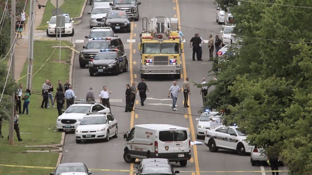 Amerika'da bir polisi daha vurdular