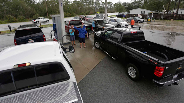 Amerika'da kasırga nedeniyle uzun benzin kuyrukları oluştu