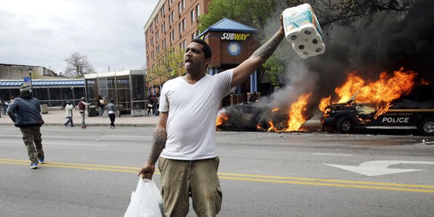 Amerika'da polis terör estiriyor, Baltimore yağmalanıyor