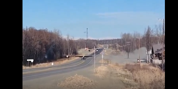 Amerikalı pilotun yaptığına bakın! Araba yolunu piste çevirmiş