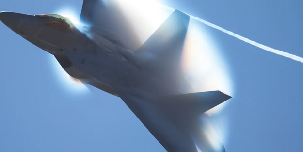 Amerikalılar hayalet savaş uçağı! ABD'ye ait F-22 Raptor F-35'ten iyi mi?