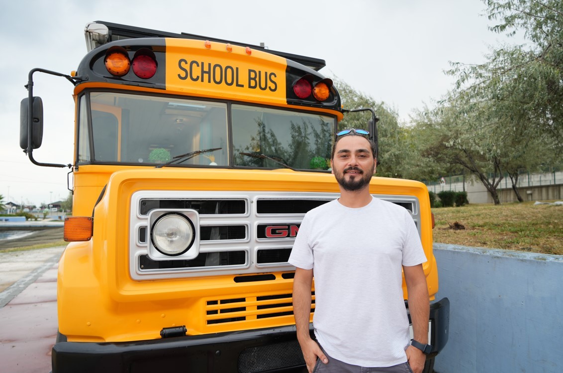Amerikan filmlerinden özendi! ‘School Bus' ile dünya turuna çıktı