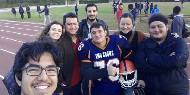 Amerikan Futbolu oynarken ayağını kırdı, yurt odasında ölü bulundu