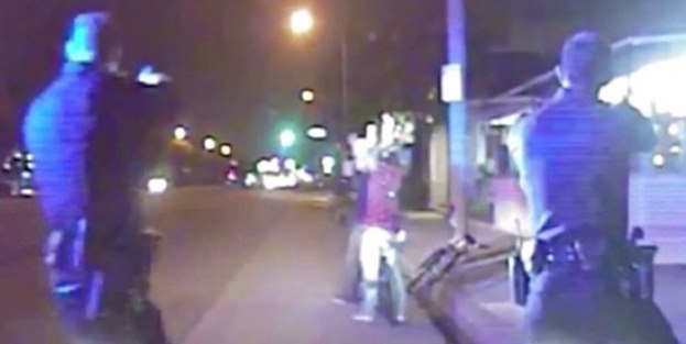 Amerikan polisi silahsız genci böyle öldürdü! /VİDEO