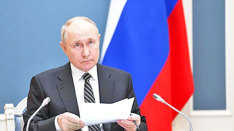 Amerika’ya resmen gözdağı verdi: Putin, füzelerle donatılmış Su-35 savaş uçaklarıyla BAE’ye gitti