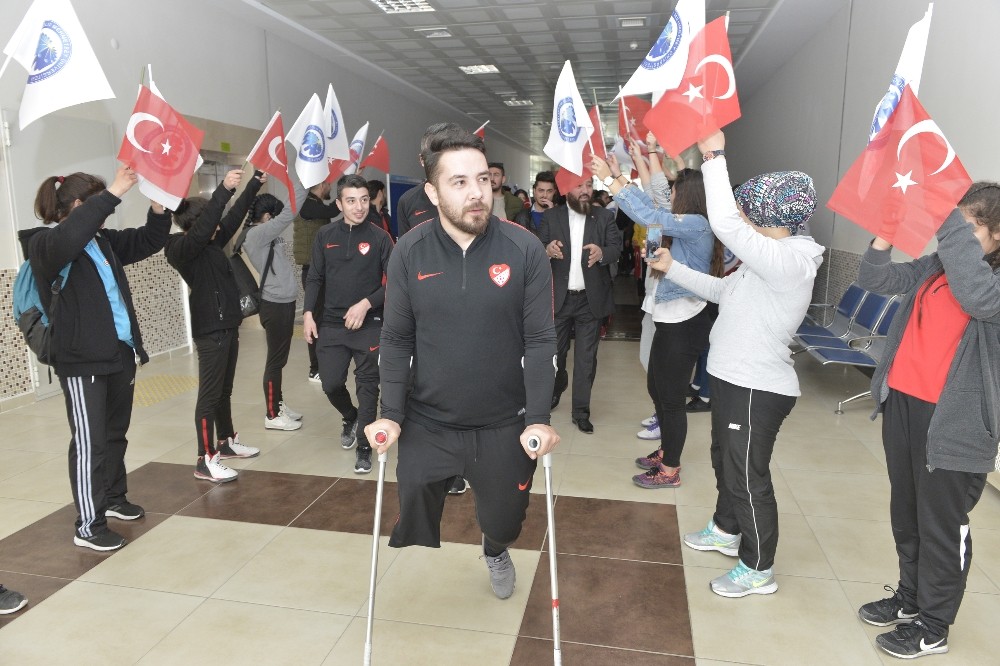 Ampute Futbol Milli Takımı sporcuları öğrencilerle buluştu 