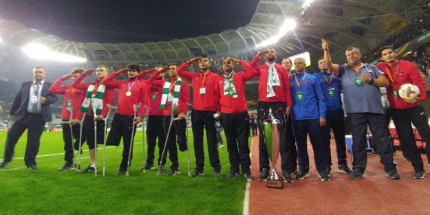 Ampute Milli Takım meşalelerle karşılandı