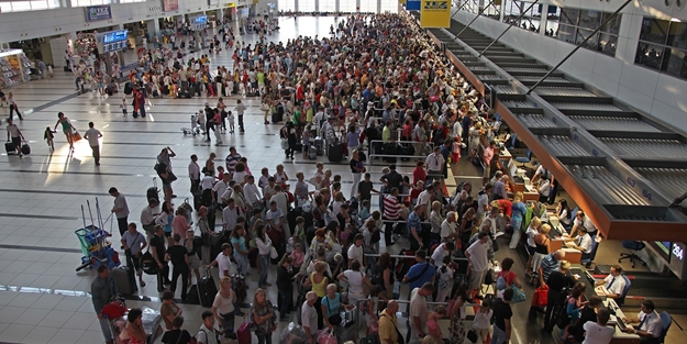 Schiphol Havalimanı’nda canlı bomba alarmı