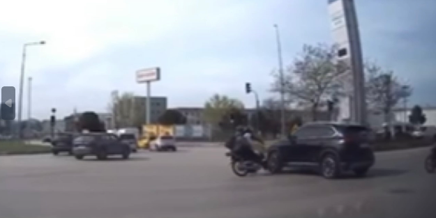 An be an kameraya yansıdı! Motosiklet TOGG'a vurdu işte sonuç