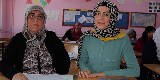 Ana kız okuldalar... Kızının öğrencisi oldu